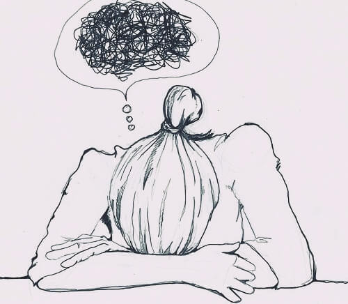 mujer preocupada representando los mitos sobre la ansiedad