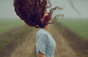 chica que sufre invalidación familiar