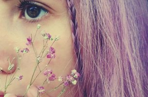 chica que piensa en los conceptos erróneos sobre los traumas
