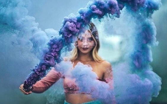 chica con humo azul simbolizando las frases de Gianni Rodari