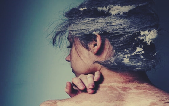 chica que sufre el síndrome de Huckleberry Finn