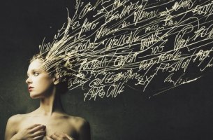 chica con palabras en el cabello representando los engramas