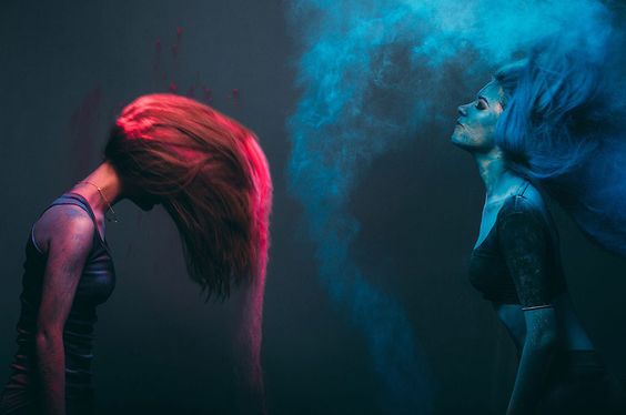 chica con pelo rojo y chica con pelo azul pensando que no necesita demostrarle nada a nadie