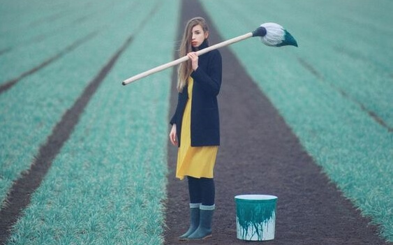 chica con pincel pensando en los ingredientes de la felicidad