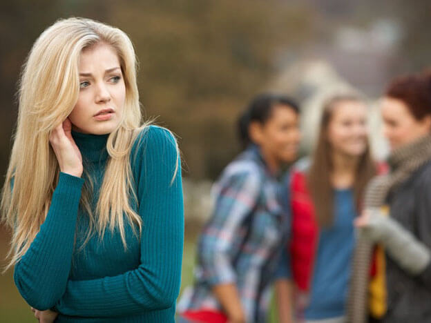 Chica pensando en las personas adictas a la negatividad