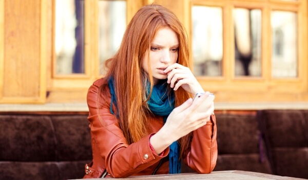 Chica preocupada pensando en que las exparejas vuelven