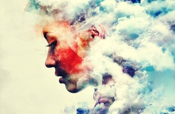 chica rodeada de nubes que representa las creencias que limitan el crecimiento personal