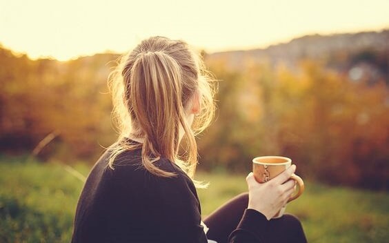 Chica con una taza en la mano
