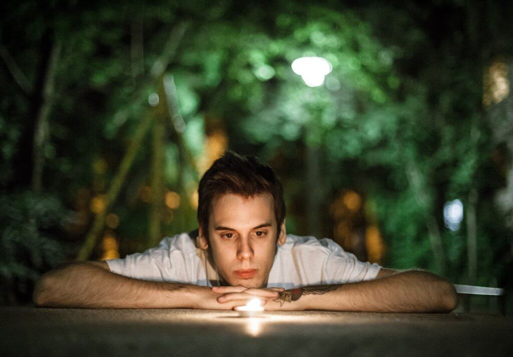 Chico mirando una vela encendida