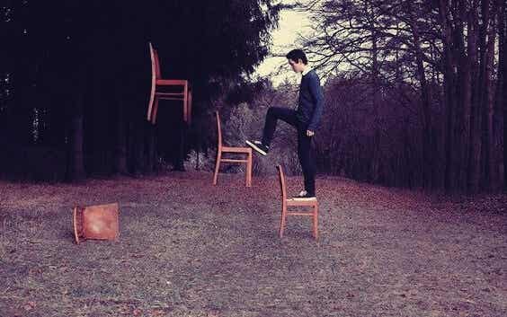 chico subiendo sillas representando las heridas emocionales del pasado