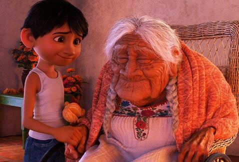 coco con su bisabuela