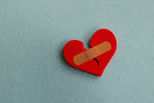 Sanar un corazón roto simbolizando la higiene emocional