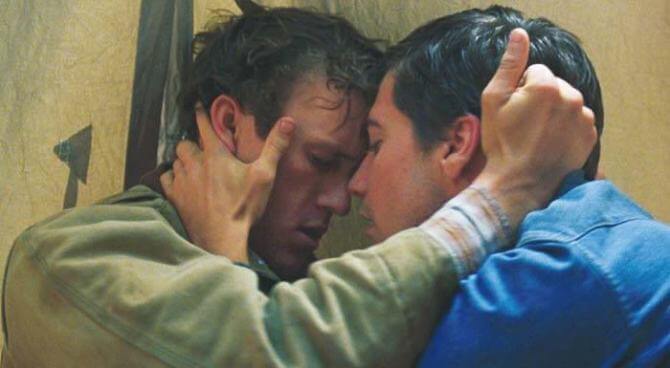 Dos hombres agarrándose con pasión