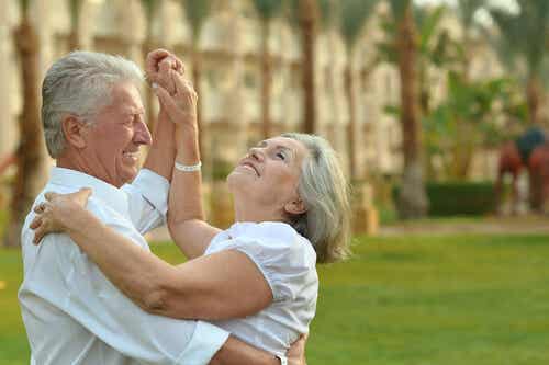 Dos personas bailando para combatir el envejecimiento cerebral