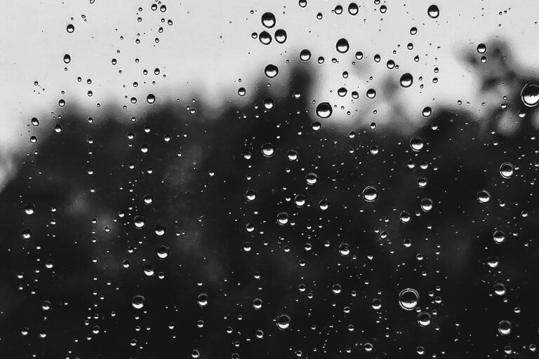 Gotas de lluvia en un cristal