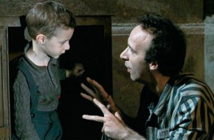 Guido con su hijo en la película La vida es bella