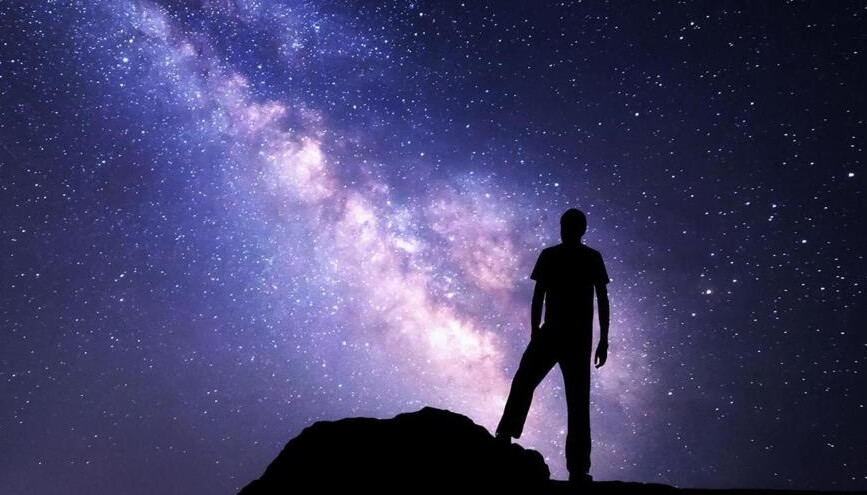 hombre en el universo pensando en su dharma