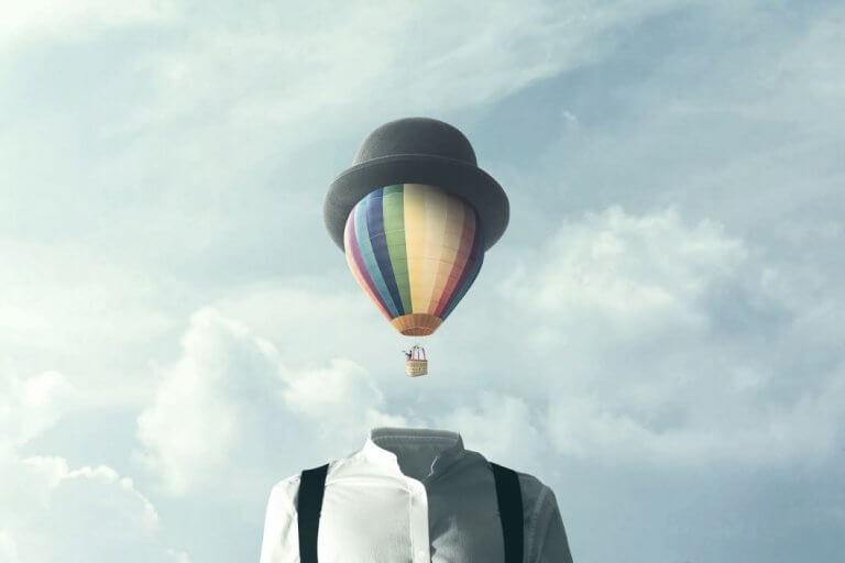 Hombre con cabeza de globo