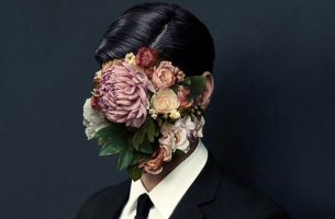 hombre con flores en el rostro representando a los necesitadores compulsivos