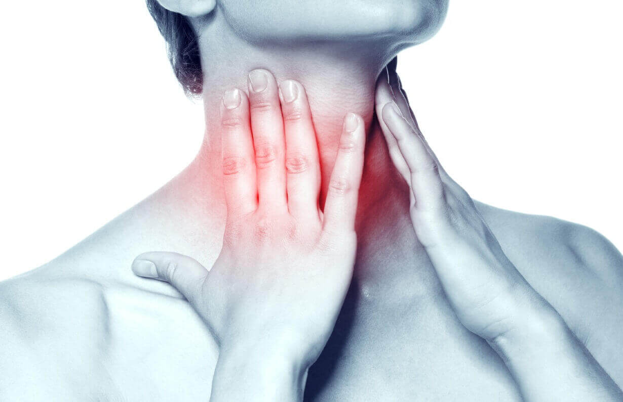 Hombre con manos en el cuello