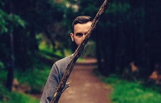 chico pensando que no necesita demostrarle nada a nadie