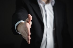 Hombre dando la mano