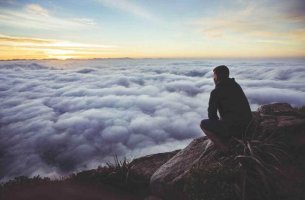 Hombre en la montaña pensando: ¿puedo lograrlo?