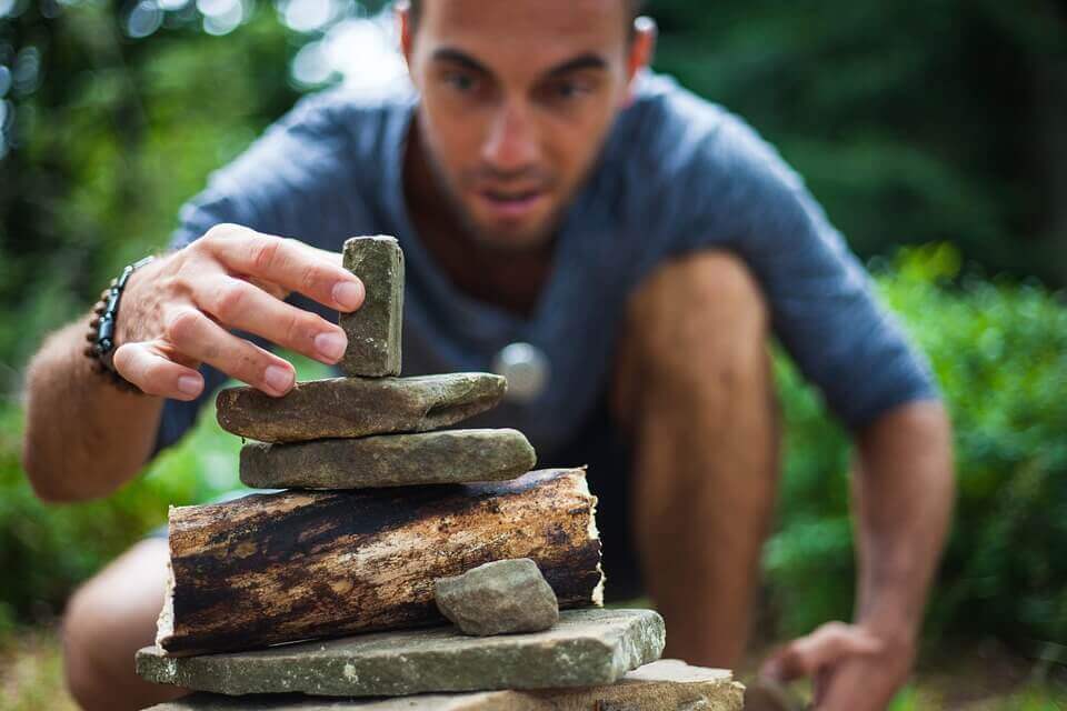 Hombre haciendo una pirámide