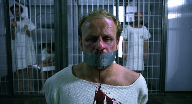 Hombre sangrando en prisión