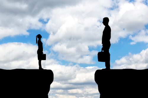 Hombre subido en un escalón más alto que la mujer para representar la relación entre el liderazgo y la discriminación femenina