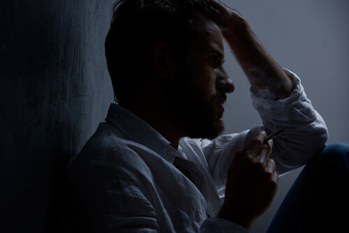 Hombre triste con depresión debido a una alteración de la red neuronal por defecto 