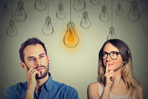 Hombre y mujer pensando en si es es posible mejorar nuestra inteligencia