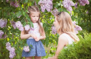 Madre hablando con su hija sobre el castigo