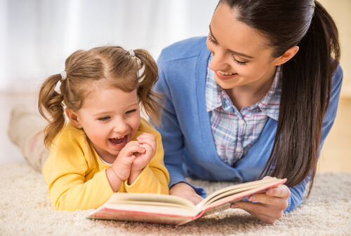Madre leyendo con su hija