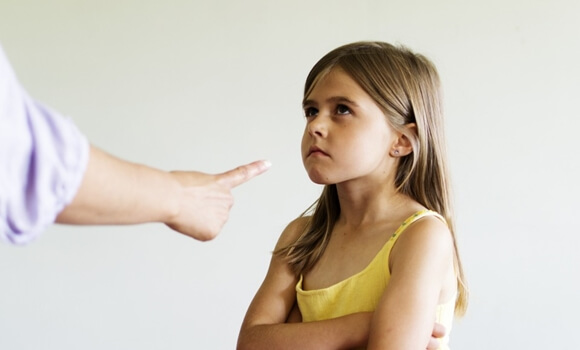 padre que usa la culpa para educar