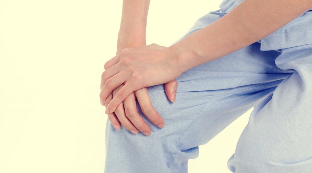 persona que sufre síndrome de las piernas inquietas