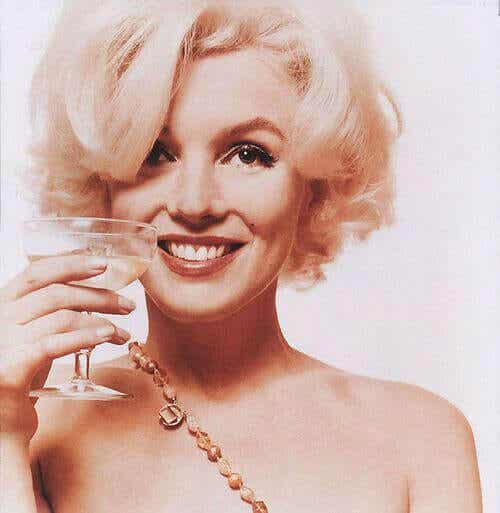 Marilyn Monroe con una copa