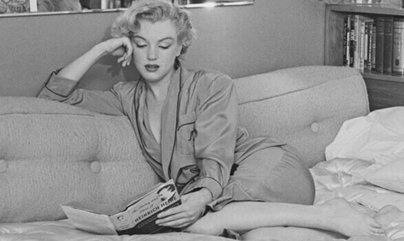 Marilyn Monroe leyendo