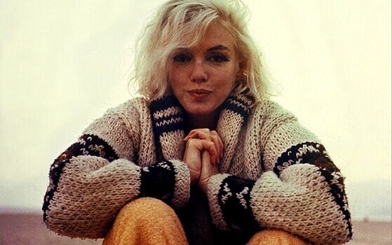 Marilyn Monroe sentada