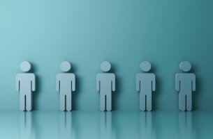 Monigotes iguales para representar la normalidad