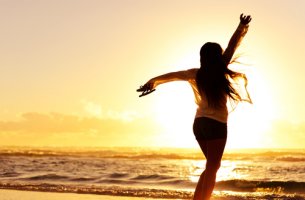 Mujer bailando frente al mar