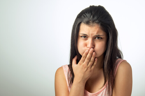 Mujer con ganas de vomitar