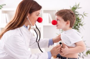 Médico con nariz de payaso con un niño