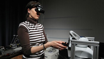 Mujer con robot