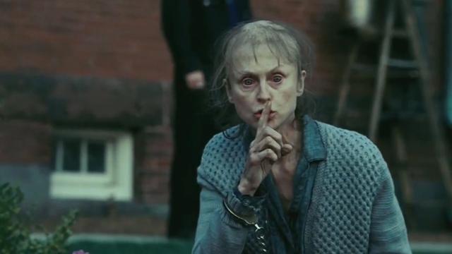 Mujer con un dedo en la boca