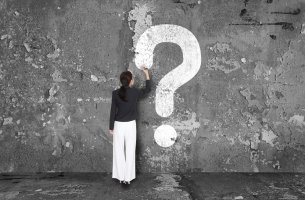 Mujer dibujando una interrogación
