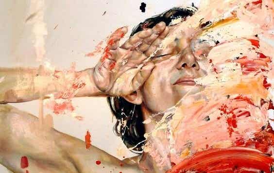 mujer rodeada de pintura con miedo a perder el control