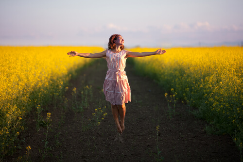 Mujer feliz demostrando que la vida es cuestión de actitud