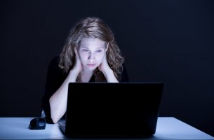 Mujer frente a ordenador preocupada