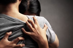 Mujer llorando abrazada a su pareja